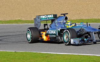 Lángra gyulladt a Mercedes Rosberg alatt