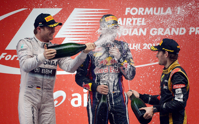 Jár az ünneplés Vettelnek, negyedik vb-győzelmével halhatatlanok sorába emelkedett - Fotó: AFP