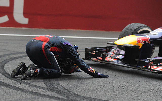 Vettel leborult a Red Bull előtt - Fotó: AFP