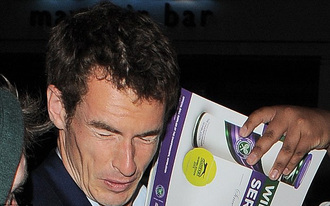 Majdnem kiszúrták Andy Murray szemét a rajongók