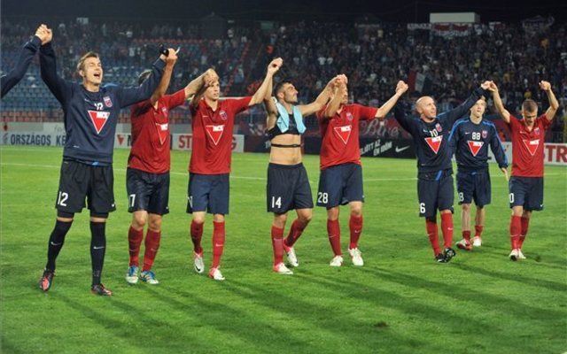 A Videoton játékosai megköszönik a közönség biztatását, miután a labdarúgó Európa Liga-selejtező második fordulójának visszavágójában gól nélküli döntetlent értek el a Slovan Bratislava csapata ellen a székesfehérvári Sóstói Stadionban 2012. július 26-án. Az első mérkőzés 1-1-re végződött, így a fehérvári csapat idegenben szerzett góljának köszönhetően továbbjutott. MTI Fotó: Koszticsák Szilárd