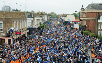 Több tízezres győzelmi parádé Londonban