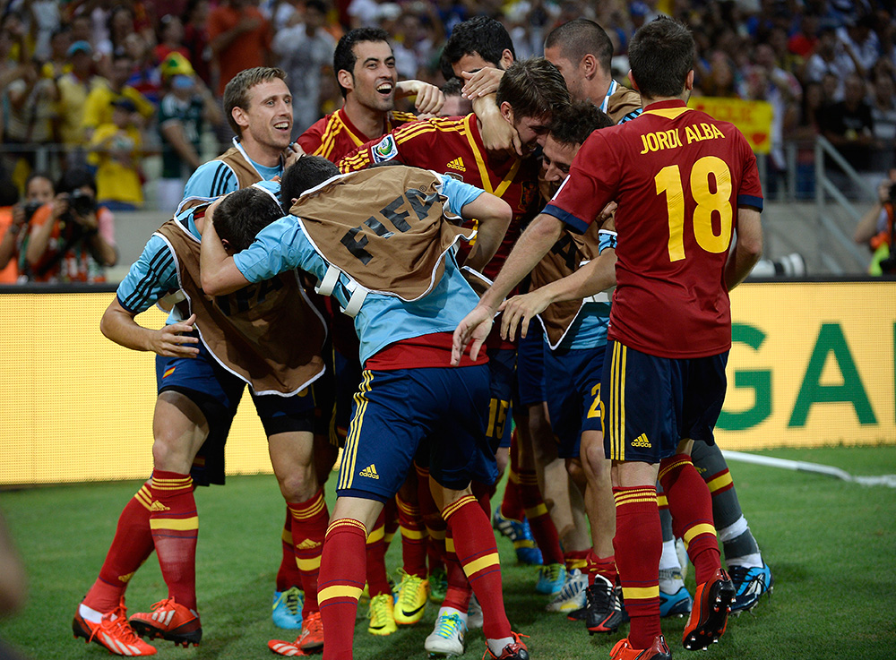 Spanyolország-Olaszország meccs a Konföderációs Kupa második elődöntőjében, spanyol örömmámorral.
