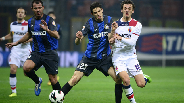 Andrea Ranocchia (középen) és Manolo Gabbiadi harcol a labdáért - Fotó: AFP