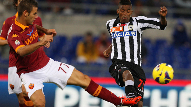 Tacidisz és Maicosuel küzdenek a Roma-Udinese mérkőzésen a Serie A-ban 2012-ben.