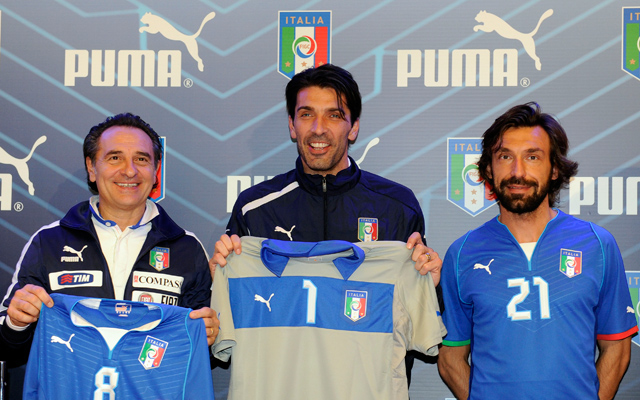 Cesare Prandelli, Gianluigi Buffon és Andrea Pirlo az olasz válogatott mezének bemutatásán