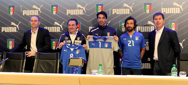 Az olasz válogatott 2013-as mezének bemutatója 
