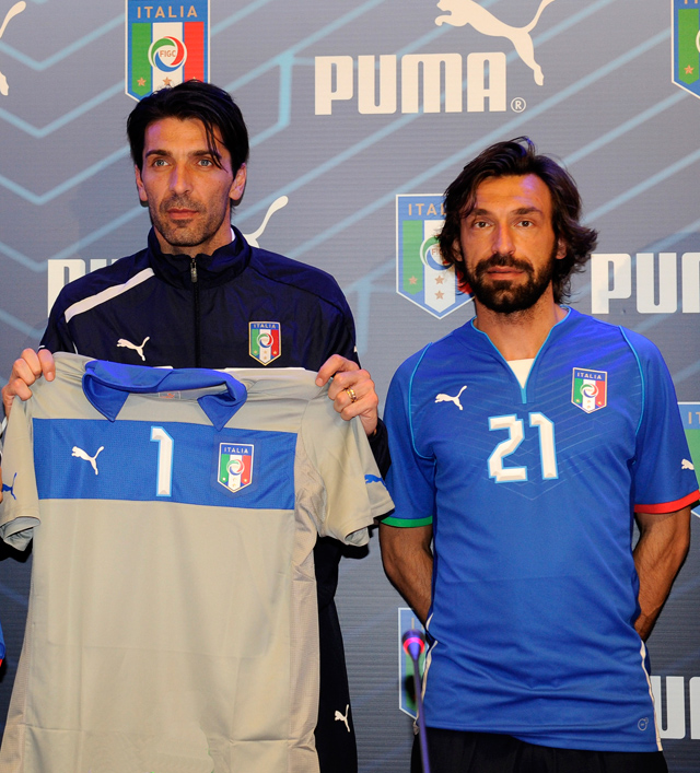 Gianluigi Buffon és Andrea Pirlo az olasz válogatott új mezének bemutatásakor 