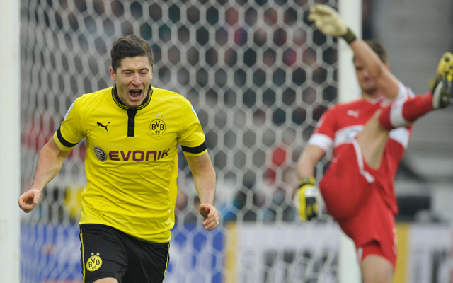 Robert Lewandowski, a Dortmund támadója ünnepli a Stuttgart elleni győztes gólját