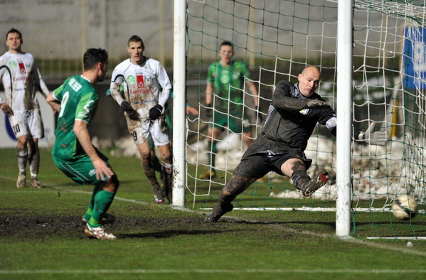 Waltner Róbert lövi az első gólt Szűcs Lajos kapujába a Kaposvár-Pápa (3-0) mérkőzésen az OTP Bank Liga 21. fordulójának nyitómeccsén.