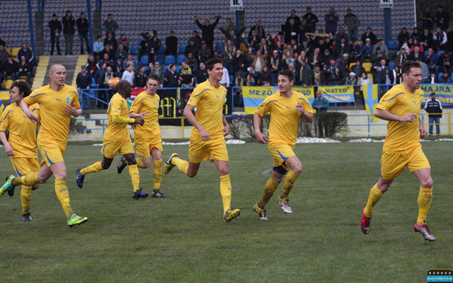 A Mezőkövesd Zsóry SE csapata ünnepli a gólt az NB II Keleti csoportjában