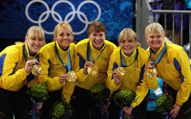 A vancouveri olimpián győztes svéd csapat, Norberg jobb oldalt mosolyog - Fotó: AFP