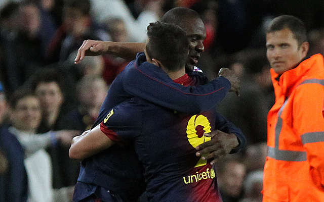 Éric Abidal és Alexis Sánchez ölelkeznek a Barcelona-Mallorca mérkőzésen a Primera Divisiónban 2013-ban.