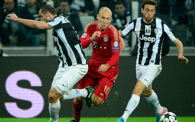 Arjen Robben két védő között, a Bayern pedig a Juventuson fűzte át magát - Fotó: AFP