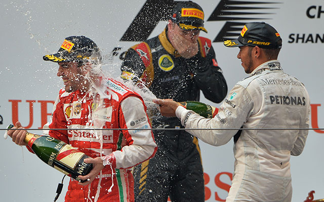 A spanyol Fernando Alonso, a finn Kimi Räikkönen és a brit Lewis Hamilton pezsgőzik a Kínai Nagydíj dobogóján