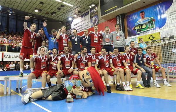 Az MKB Veszprém játékosai ünnepelnek, miután - a döntőben a Pick Szegedet 36-30-ra legyőzve - megnyerték a férfi kézilabda Magyar Kupát Pécsett 2013. április 14-én. MTI Fotó: Kovács Anikó