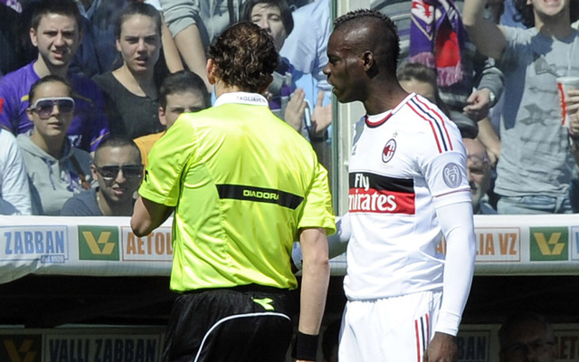 Mario Balotelli vitatkozik a játékvezetővel a Fiorentina-Milan mérkőzésen 2013-ban a Serie A-ban.