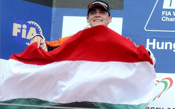 Michelisz Norbert a túraautó-világbajnokság magyar nagydíján 2012-ben a dobogón.