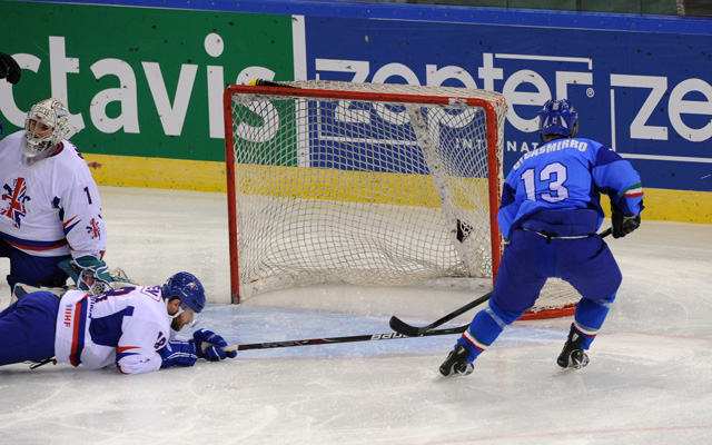 Olaszország - Nagy-Britannia jégkorong-mérkőzés a divízió I-es világbajnokságon 2013-ban.