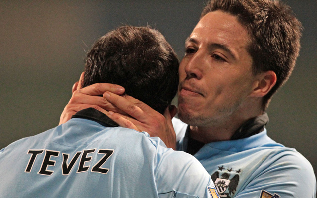 Carlos Tévez és Samir Nasri gólöröme a Manchester City-Wigan mérkőzésen a Premier League-ben 2013-ban.
