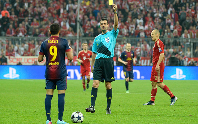 Kassai Viktor ad sárga lapot Alexis Sáncheznek a Bayern München-Barcelona (4-0) Bajnokok Ligája-mérkőzésen