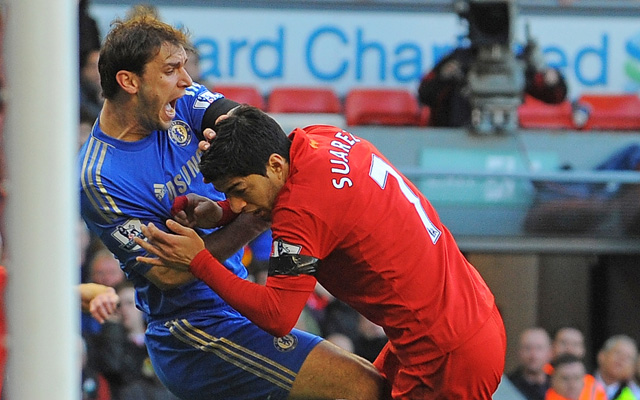 Luis Suárez megharapta Braniszlav Ivanovicsot a Liverpool-Chelsea (2-2) Premier League-meccsen