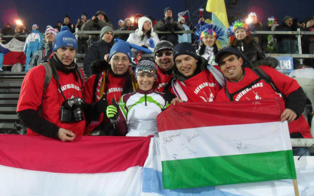Szőcs Emőke a magyar biatlon szurkolók gyűrűjében a 2013-as világbajnokságon - Fotó: Facebook