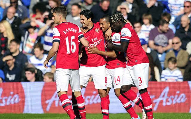 Az Arsenal játékosai ünneplik Theo Walcott gólját a Queens Park Rangers-Arsenal mérkőzésen a Premier League-ben 2013-ban.