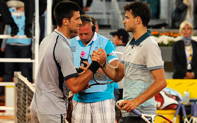 A bolgár Dimitrov és a szerb Novak Djokovics üdvözli egymást a madridi féri tenisztornán