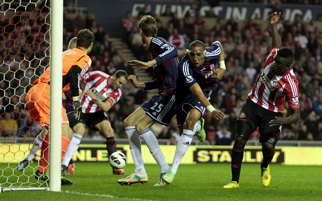 A Sunderland és a Stoke játékosai küzdenek a Premier League-ben 2013-ban.