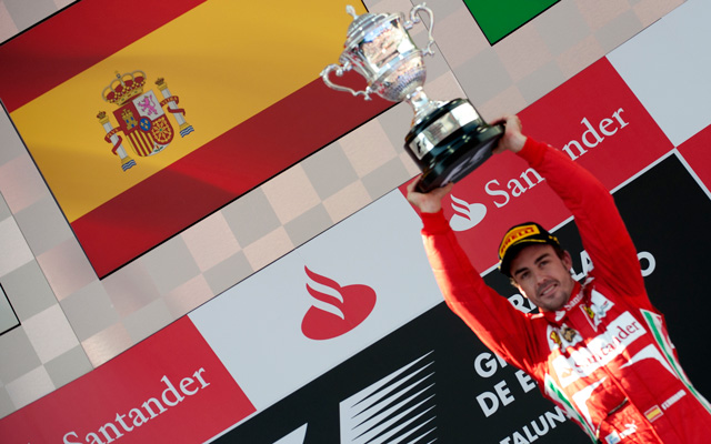 Fernando Alonso a Forma-1-es Spanyol Nagydíj után ünnepli győzelmét 2013-ban.