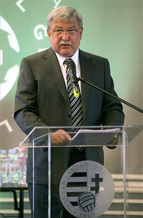 Csányi Sándor, a Magyar Labdarúgó Szövetség (MLSZ) elnöke beszél az MLSZ évi rendes közgyűlésén a telki edzőközpontban 2013. május 13-án.