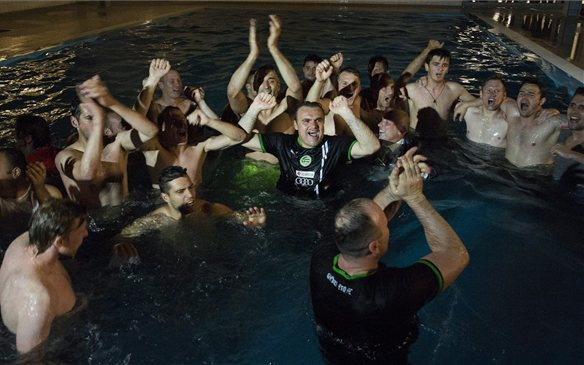 A Győri ETO FC játékosai ünnepelnek a csapat medencéjében, a győri ETO Parkban 2013. május 12-én, miután a csapat az OTP Bank Liga 27. fordulójának vasárnapi zárómérkőzésén 1-0-ra legyőzte a vendég Ferencváros együttesét, így három találkozóval a vége előtt behozhatatlan, tízpontos előnyre tett szert, s ezzel története során negyedszer lett bajnok.