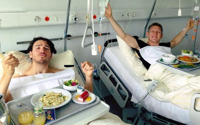 Azért a svájci kórházi kosztra sem lehet panasza Neureuthernek (balra) és Schweinsteigernek