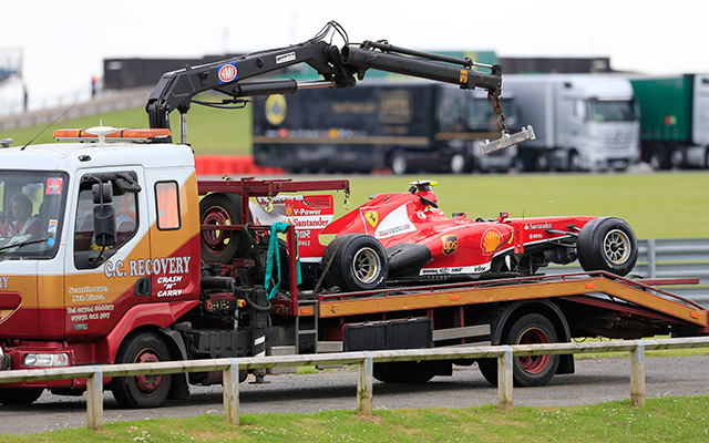 Felipe Massa Ferrariját szállítják el Silverstone-ban.