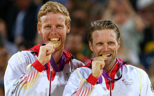 Julius Brink (jobbra) a londoni olimpián győzött, a 2013-as vb-n viszont el sem indulhat