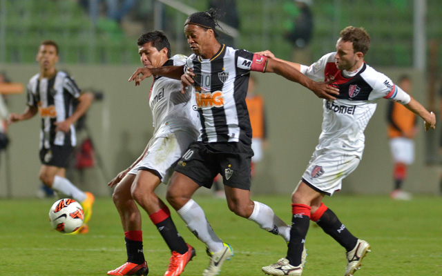 Ronaldinho (középen) nem sok esélyt kapott a paraguayi védőktől - fotó: AFP