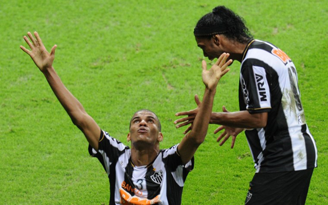 Leonardo Silva és Ronaldinho komoly köszönetet mondhatott az égieknek az egyenlítő gól után / AFP
