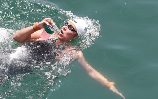 A kilencedik helyen végzett Risztov Éva iszik a 10 km-es nyíltvízi úszáson. MTI Fotó: Kovács Anikó