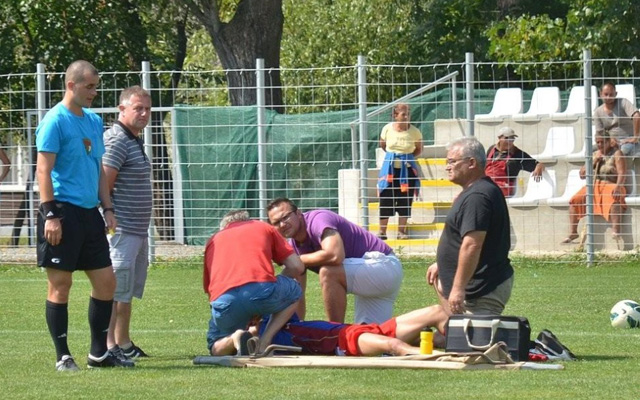 Spekker Tamás pályafutása alighanem véget ért az újpesti játékos brutalitása következtében - Fotó: szon.hu