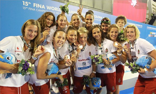 A mosolygós magyar lányok a bronzéremmel - Fotó: MTI