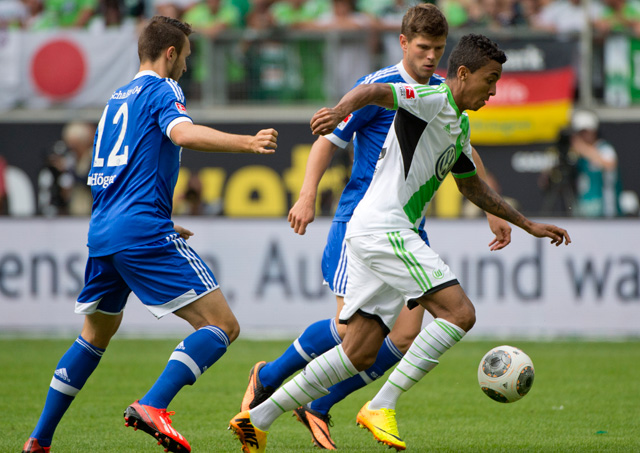 Hiába üldözték Luiz Gustavót (fehérben), a Schalke nem járt szerencsével Wolfsburgban - fotó: AFP