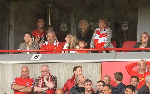 Suárez páholyból nézte a Stoke City elleni nyitányt - fotó: AFP