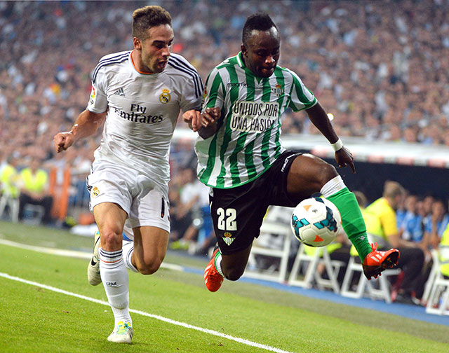 Carvajal (fehérben) szenvedett Mabwatival, ahogy a Real Madrid a Betisszel - fotó: AFP