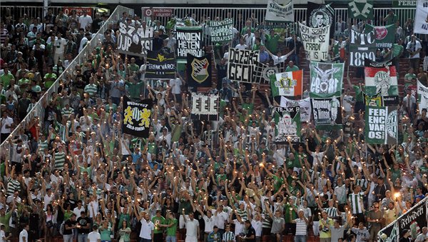 Nem minden kiírás kapcsolódott a futballhoz a Ferencváros mérkőzésén - Fotó: MTI