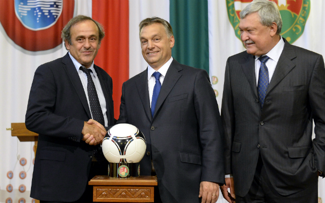 Michel Platini (balra), Orbán Viktor és Csányi Sándor - Fotó: MTI