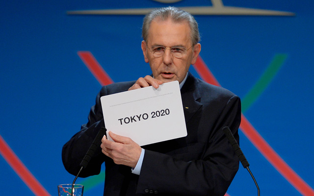 Jacques Rogge leköszönő NOB-elnök bejelenti a győztest - Fotó: AFP