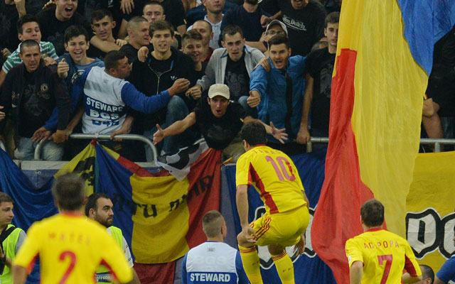 Nem csak a meccsel foglalkoztak a szurkolók a román-magyaron - Fotó: AFP
