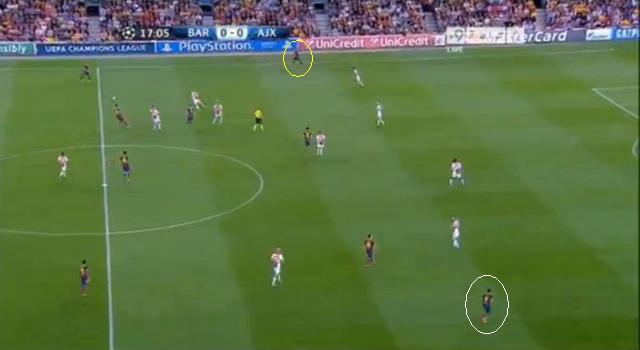 Neymar (sárga) és Sánchez (fehér) igyekeztek széthúzni az Ajax védelmét