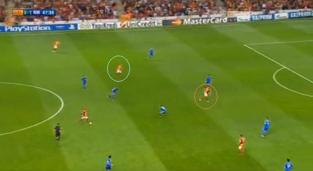 Sneijder (türkiz) Drogba sérülése után Burak Yilmaz (narancs) mellé lépett fel...